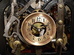 Κατασκευή με το χέρι της πλάκας ωρών και της στεφάνης σε ρολόι κωδωνοστασίου οίκου Fratelli Solari