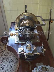 Machine à guillocher (front view)